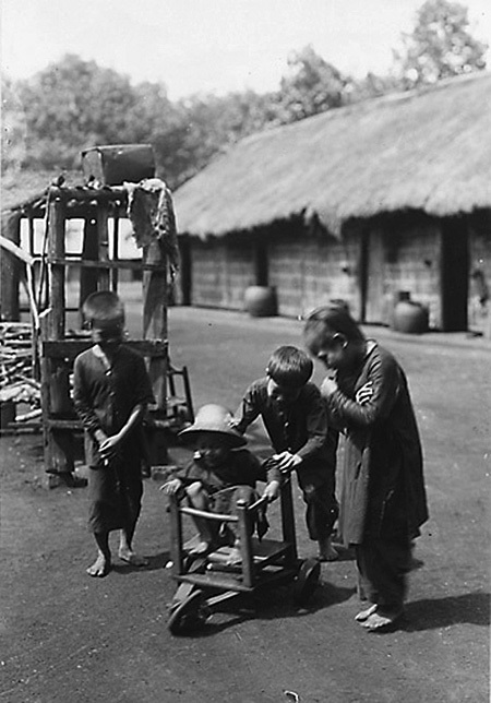 Hình ảnh Hà Nội giản dị những năm đầu thế kỷ 20 - 34 Những cậu bé chơi đùa
bên chiếc xe gỗ tự chế.