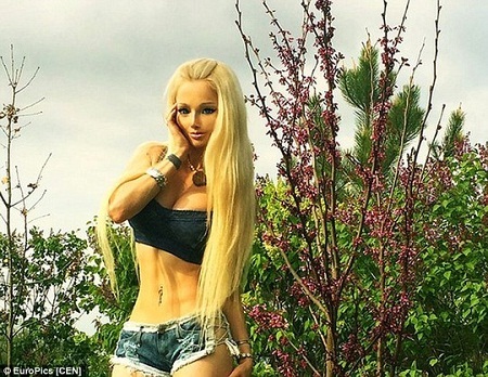 Kinh hoàng người mẫu được nuôi như “búp bê sống” - 15 Valeria Lukyanova, 29 tuổi