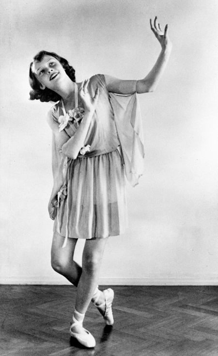 Audrey Hepburn trong trang phục múa (1942).
