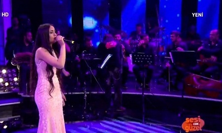 Bị ám sát vì tham gia...  thi hát