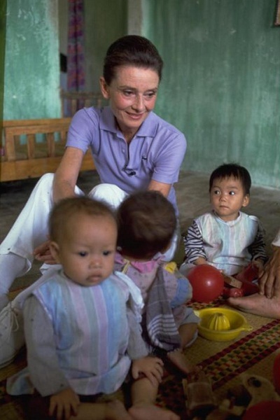 Những hình ảnh xúc động về minh tinh điện ảnh Audrey Hepburn - 4 Khi còn trẻ, Audrey Hepburn được coi là biểu tượng thời
trang của nữ giới.