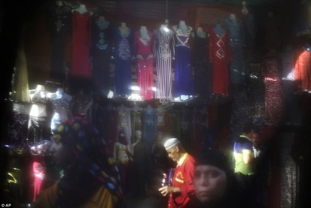 Câu chuyện khắc nghiệt về chiếc khăn trùm của phụ nữ Hồi Giáo - 8 Burqa