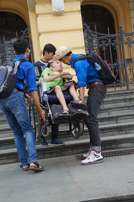 Nghĩ từ hình ảnh khiêng nhau vào... Nhà hát Lớn Hà Nội - 5 Nghĩ từ hình ảnh khiêng nhau vào... Nhà hát Lớn Hà Nội