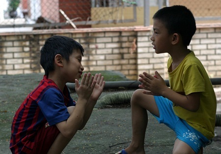 Hai bạn “Cá” tranh thủ giải lao giữa giờ tập.