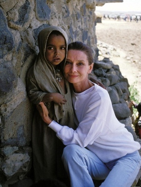 Những hình ảnh xúc động về minh tinh điện ảnh Audrey Hepburn - 18 Trong chuyến đi này, nữ diễn viên còn được gặp Đại tướng Võ
Nguyên Giáp.