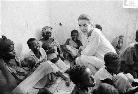 Những hình ảnh xúc động về minh tinh điện ảnh Audrey Hepburn - 20 Trong chuyến đi này, nữ diễn viên còn được gặp Đại tướng Võ
Nguyên Giáp.
