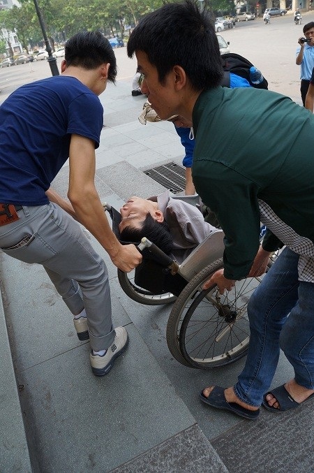Nghĩ từ hình ảnh khiêng nhau vào... Nhà hát Lớn Hà Nội - 6 Nghĩ từ hình ảnh khiêng nhau vào... Nhà hát Lớn Hà Nội