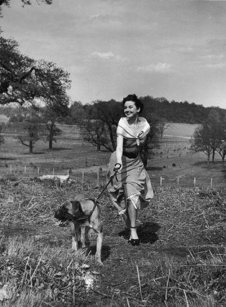 Hai con trai của Audrey Hepburn đưa nhau ra tòa vì kỷ vật của mẹ - 8 Hepburn dắt chó đi dạo trong công viên (1950).