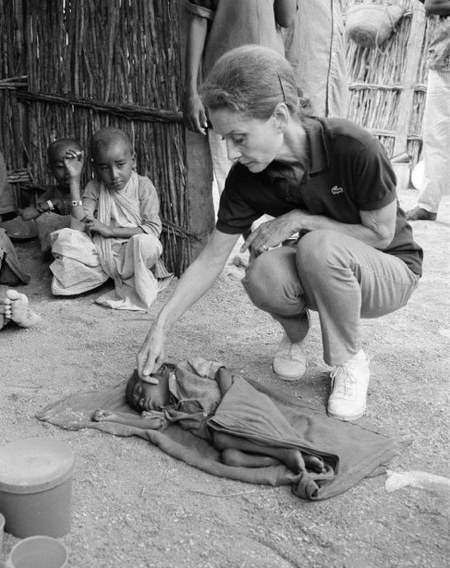Những hình ảnh xúc động về minh tinh điện ảnh Audrey Hepburn - 21 Ở đây, bà đã chứng kiến những người bị chết đói, trong đó
có trẻ em.