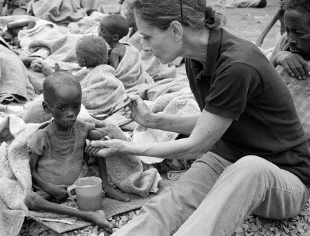 Những hình ảnh xúc động về minh tinh điện ảnh Audrey Hepburn - 22 Ở đây, bà đã chứng kiến những người bị chết đói, trong đó
có trẻ em.