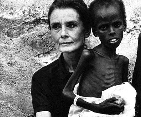 Những hình ảnh xúc động về minh tinh điện ảnh Audrey Hepburn - 23 Ở đây, bà đã chứng kiến những người bị chết đói, trong đó
có trẻ em.
