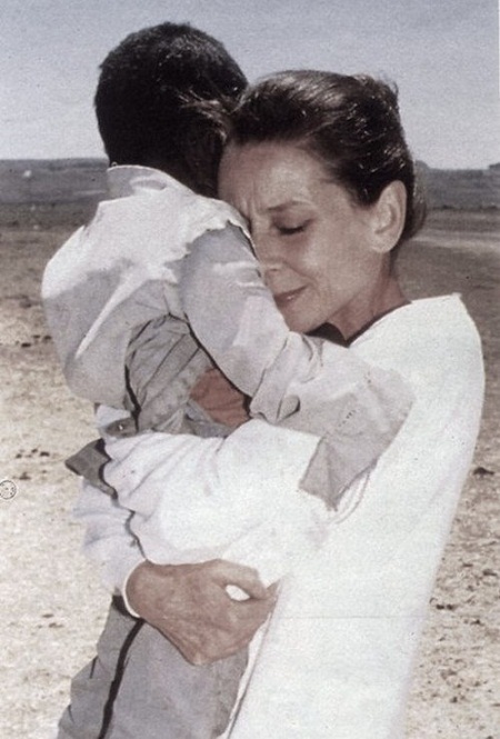 Những hình ảnh xúc động về minh tinh điện ảnh Audrey Hepburn - 24 Ở đây, bà đã chứng kiến những người bị chết đói, trong đó
có trẻ em.