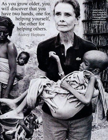 Những hình ảnh xúc động về minh tinh điện ảnh Audrey Hepburn - 25 Ở đây, bà đã chứng kiến những người bị chết đói, trong đó
có trẻ em.