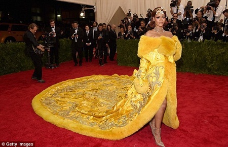 Rihanna ê chề vì “phục trang đẳng cấp” của nhà thiết kế Trung Quốc
