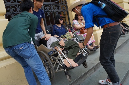 Nghĩ từ hình ảnh khiêng nhau vào... Nhà hát Lớn Hà Nội - 7 Nghĩ từ hình ảnh khiêng nhau vào... Nhà hát Lớn Hà Nội