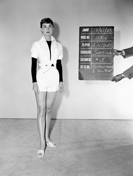 Hai con trai của Audrey Hepburn đưa nhau ra tòa vì kỷ vật của mẹ - 9 Thử trang phục cho vai diễn trong phim “Sabrina” (1953).