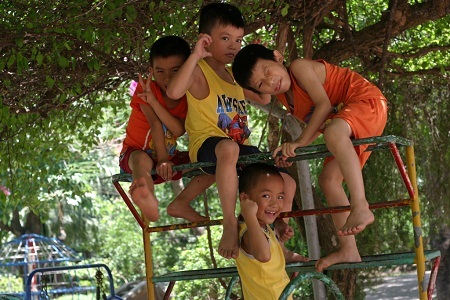 Phút nghịch ngợm của bốn cậu bé “Cá”