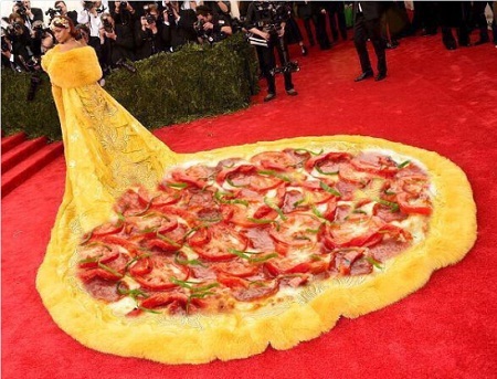 Rihanna ê chề vì “phục trang đẳng cấp” của nhà thiết kế Trung Quốc - 15 Pizza
trên thảm đỏ.