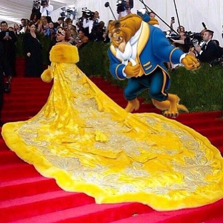 Rihanna ê chề vì “phục trang đẳng cấp” của nhà thiết kế Trung Quốc - 21 Rihanna
khoác lên mình tấm thảm trải sàn trong cung điện của hoàng tử quái vật?
