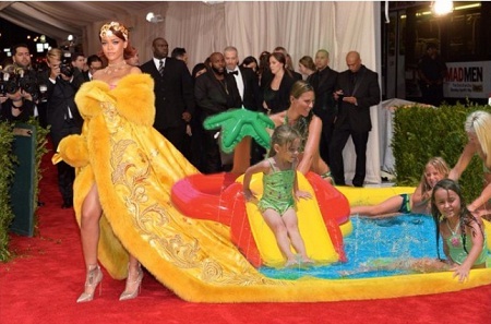 Rihanna ê chề vì “phục trang đẳng cấp” của nhà thiết kế Trung Quốc - 22 Đuôi
váy của Rihanna có thể đủ để đặt cả một bể bơi bằng hơi cho bé.