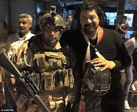 Chuyện “tiếng đàn át tiếng bom” ở Iraq gây xúc động - 6 Một
đám đông đang tập trung xung quanh cựu nhạc trưởng của Dàn nhạc Giao hưởng Quốc
gia Iraq.