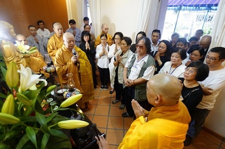 Các nhà sư tụng kinh cho người đã khuất