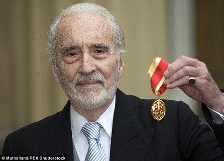Nam diễn viên “Bá tước Dracula” qua đời - 1 Nam diễn viên Christopher Lee đã qua đời ở tuổi 93 tại bệnh
viện.