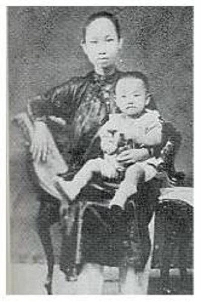 Trần Văn Khê và thân mẫu (1924)