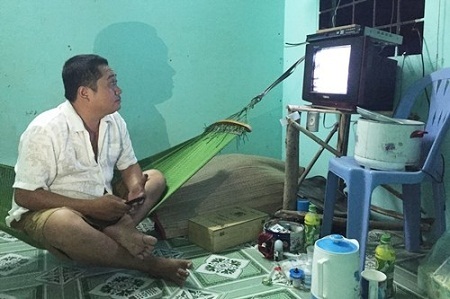 Cuộc hội ngộ đầy nước mắt giữa “An” và “Cò” sau 20 năm - 1 Phùng Ngọc trong căn nhà trọ nhỏ ở Bình Dương. Ảnh: Vân An