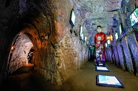 Ấn tượng trình diễn áo dài dưới lòng đất - 1 Tin