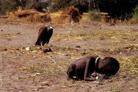 Sự thật tàn nhẫn và những bức ảnh báo chí gây tranh cãi - 2 Ảnh chụp nạn đói ở Sudan năm 1993 của
nhiếp ảnh gia Kevin Carter