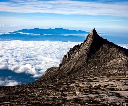 Xảy ra động đất vì du khách đã... khỏa thân trên núi thiêng? - 1 Núi Kinabalu, bang Sabah, Malaysia