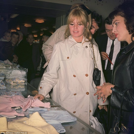 Bardot nhìn thẳng vào ống kính của Bellisario.