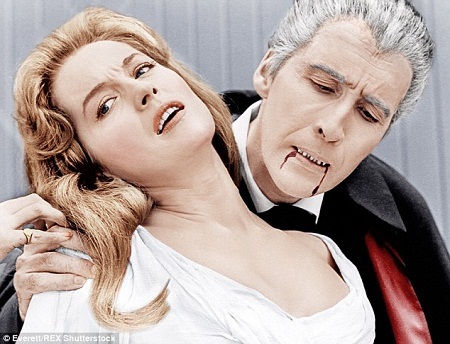 Nam diễn viên “Bá tước Dracula” qua đời - 9 Christopher
Lee và bạn diễn Barbara Shelley trong phim “Dracula: Prince of Darkness”
(1966).