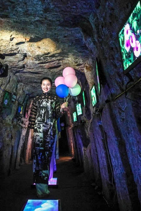 Ấn tượng trình diễn áo dài dưới lòng đất - 4 Tin