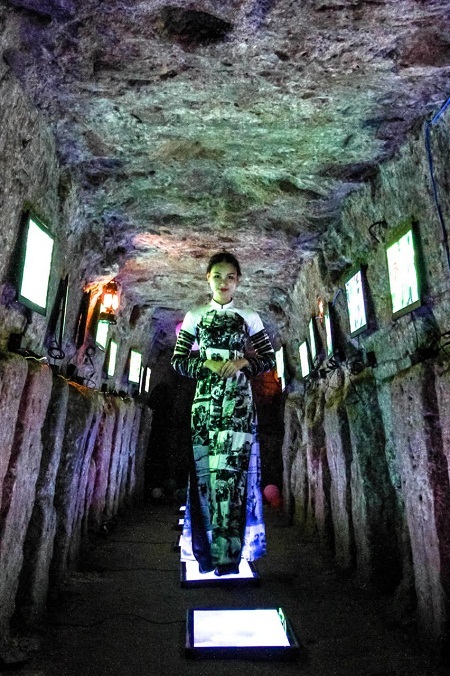 Ấn tượng trình diễn áo dài dưới lòng đất - 8 Tin