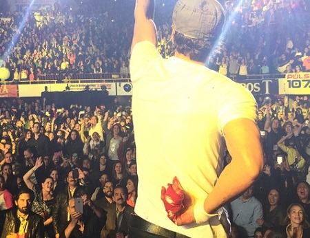 Enrique Iglesias “đổ máu” khi đang biểu diễn trên sân khấu - 2 Nam ca sĩ 40 tuổi đã cố gắng trình diễn tiếp thêm 30 phút nữa.
