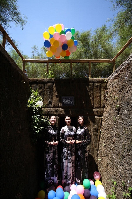 Ấn tượng trình diễn áo dài dưới lòng đất - 11 Tin