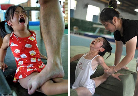 Bé gái bật khóc vì đau đớn khi đang tập luyện.