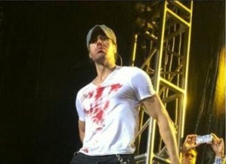 Enrique Iglesias “đổ máu” khi đang biểu diễn trên sân khấu - 6 Đây chính là khoảnh khắc Iglesias tóm lấy chiếc máy bay và
bị thương.