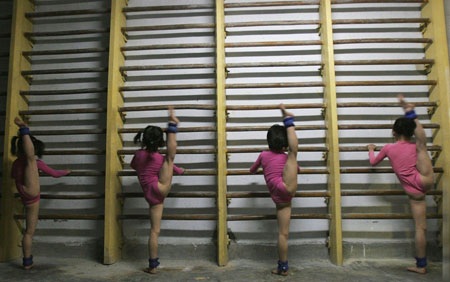 Những em bé đang gắng sức luyện tập theo giáo án của giáo
viên.