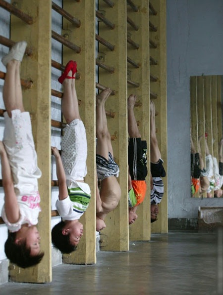 Những em bé đang gắng sức luyện tập theo giáo án của giáo
viên.