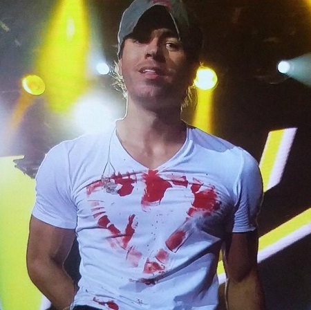 Enrique Iglesias “đổ máu” khi đang biểu diễn trên sân khấu - 8 Đây chính là khoảnh khắc Iglesias tóm lấy chiếc máy bay và
bị thương.