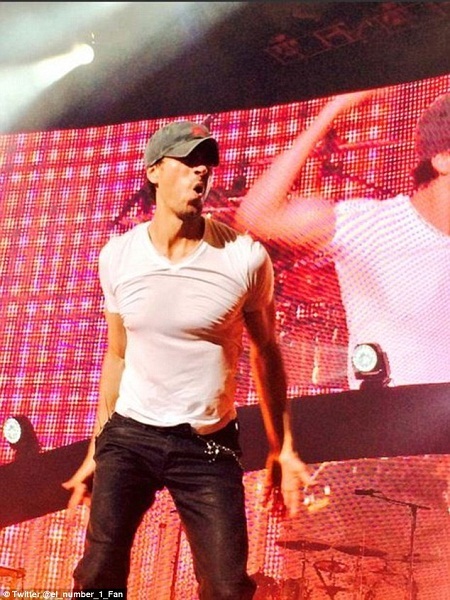 Enrique Iglesias “đổ máu” khi đang biểu diễn trên sân khấu - 9 Các
fan hâm mộ thông qua mạng xã hội đều gửi lời cầu chúc chóng bình phục tới thần
tượng.