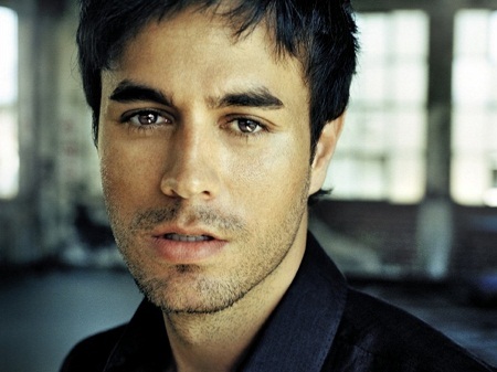 Enrique Iglesias “đổ máu” khi đang biểu diễn trên sân khấu - 10 Các
fan hâm mộ thông qua mạng xã hội đều gửi lời cầu chúc chóng bình phục tới thần
tượng.