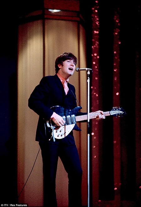 John
Lennon sau khi bị mất cây ghita Gibson 1962 đã thay thế bằng một cây Gibson
1964.