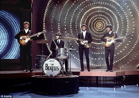The
Beatles trình diễn năm 1964, lúc này John Lennon đã có cây đàn mới thay thế.