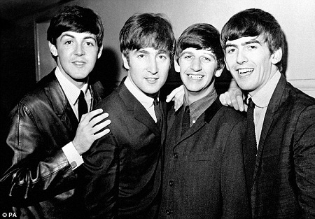 The
Beatles trình diễn năm 1964, lúc này John Lennon đã có cây đàn mới thay thế.