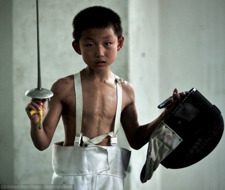 Các cậu bé đang chờ tới lượt mình xuống bể.