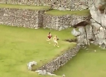 Vì sao du khách ngày càng thích... khỏa thân ở những chốn linh thiêng? - 9 Một cặp đôi khỏa thân chạy băng qua đồng cỏ ở khu tàn tích Machu Picchu, Peru hồi năm 2014.